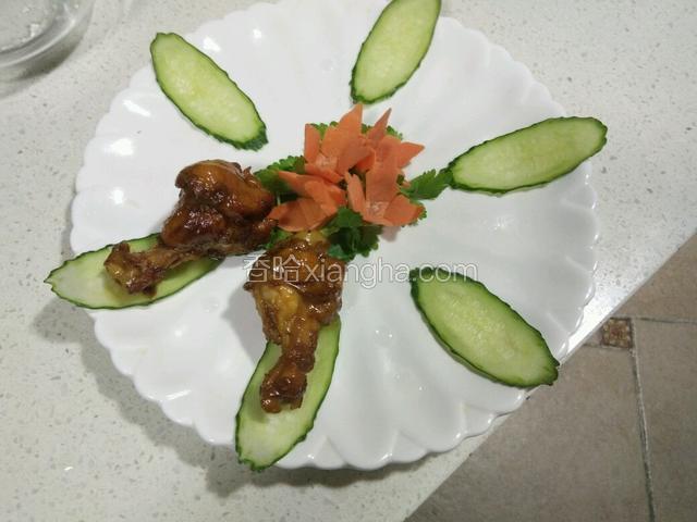 摆盘。