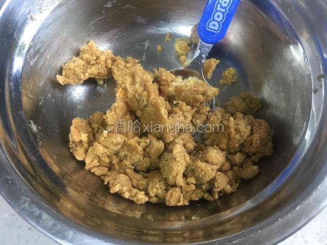 肉松加入适量的沙拉酱搅拌均匀。（我用的是儿童肉松，加沙拉酱都变成团了，但是口感不影响的）