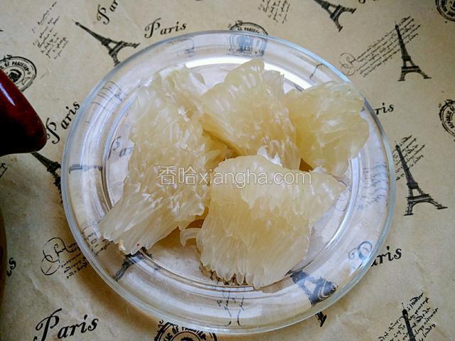 柚子去皮取果肉。