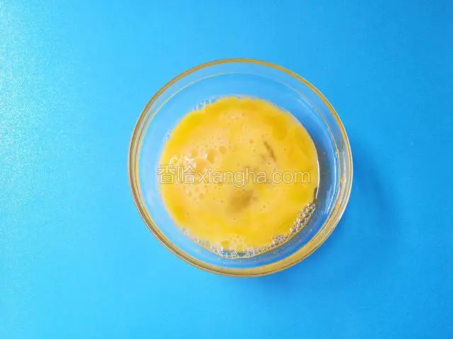 鸭蛋嗑开打散均匀