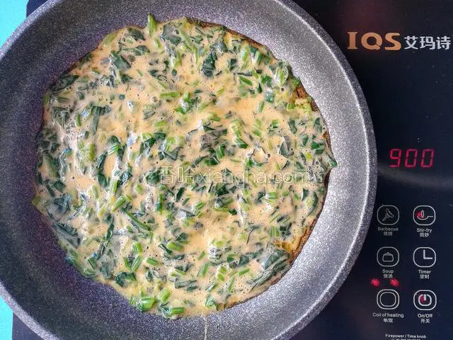 倒入面糊烙至熟透即可，全程小火