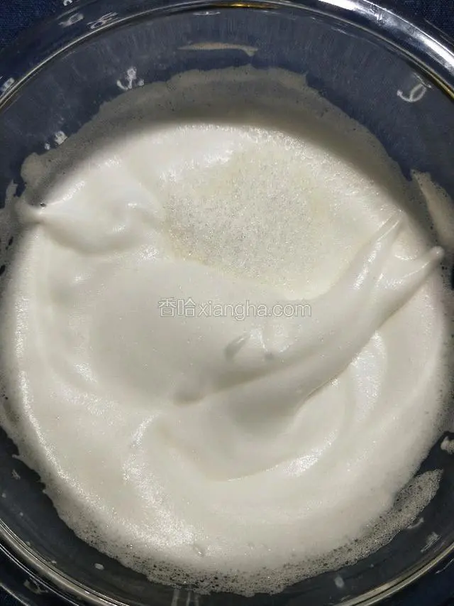 如图状态（边缘气泡细腻纹路明显清晰）加最后一次10克白砂糖……继续低速打发