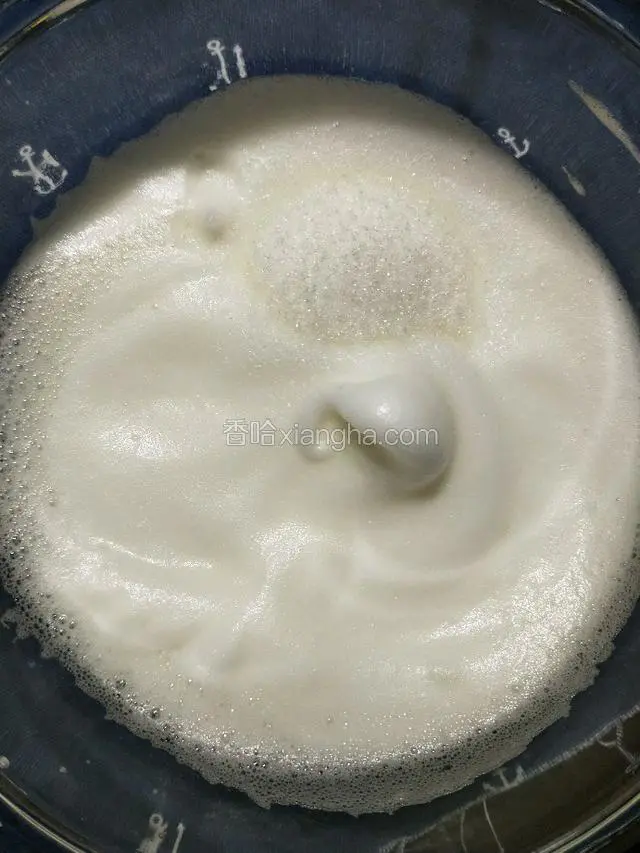 继续低速打发如图状态（边缘粗泡稍有纹路）加10克白砂糖……继续低速打发