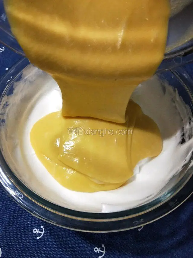 再倒入制作好的蛋黄糊……如图。（一般做3到4个鸡蛋，我个人喜欢一次性将蛋黄糊倒入打发好的蛋白霜中，这样比较容易操作！）