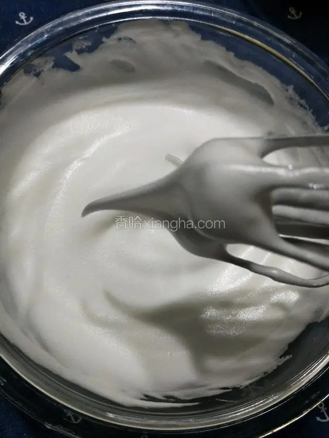 打发好的蛋白霜是细腻的光泽度明显。（小窍门:关掉打蛋器手动画几圈轻轻提起如图出现三角尖即可。）