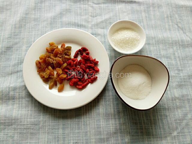 准备葡萄干、枸杞、糖和椰子粉，葡萄干和枸杞洗净备用