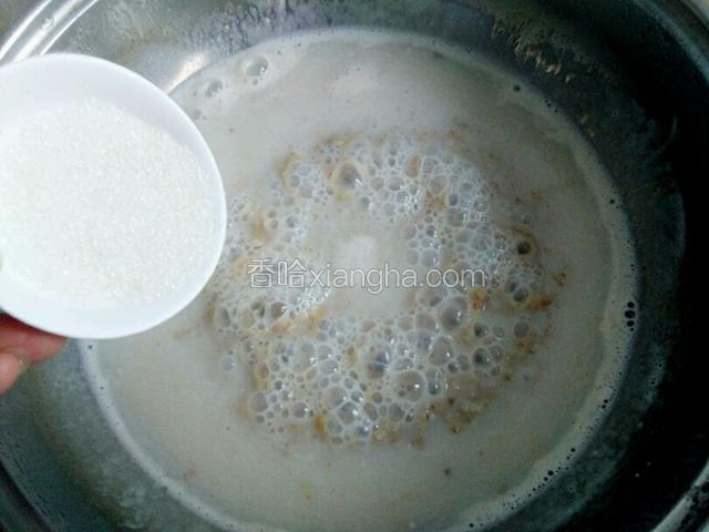 放2勺糖搅拌均匀煮至浓稠