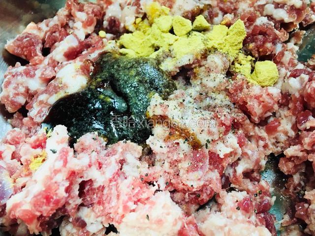 剁碎的肉末，加入盐、蚝油、黑胡椒粉、姜粉、料酒、糖拌均匀