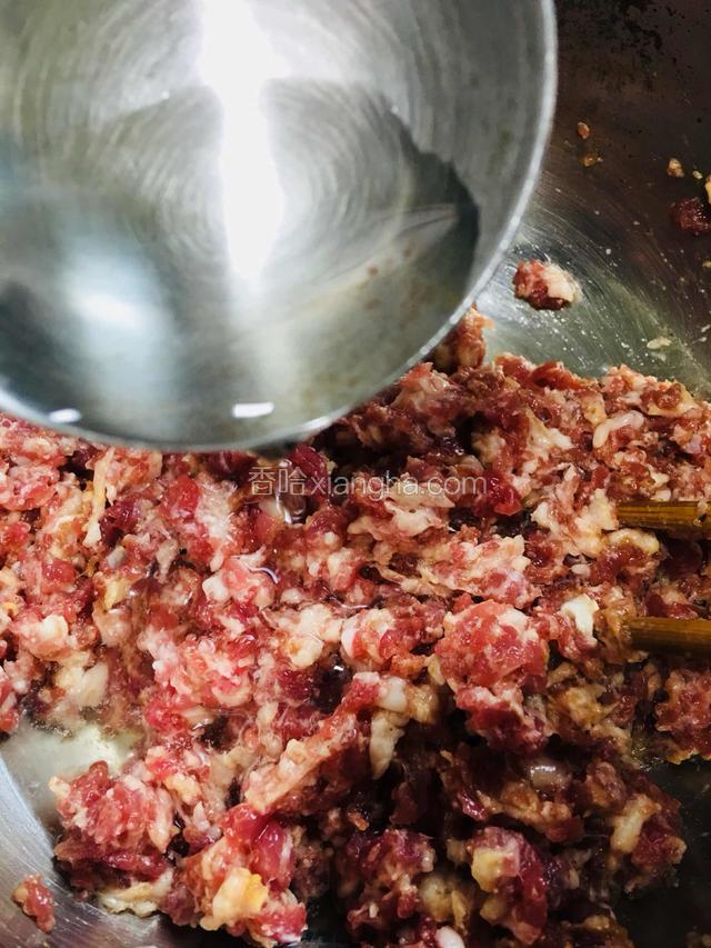 分3次加糖少许清水搅拌上劲（这样能令肉馅嫩滑多汁）