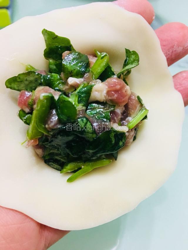 取饺子皮，放入适量馅料