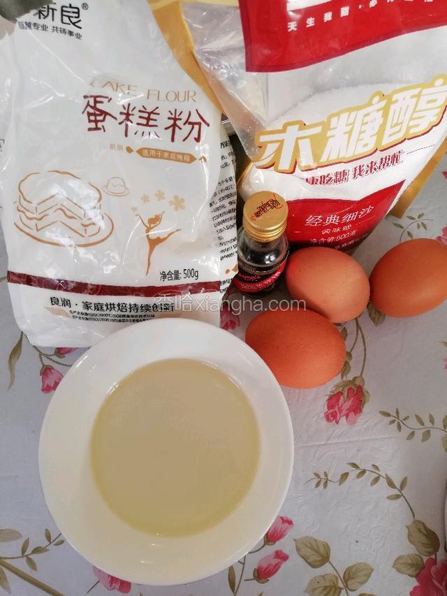 主要原材料，我把玉米油和纯净水混合一起了（水也可以换成牛奶）
