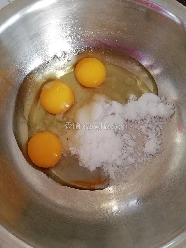 准备一个大点的盆，必须无油无水，鸡蛋直接磕里，白砂糖也全部放里边，滴几滴柠檬汁和少许香草精