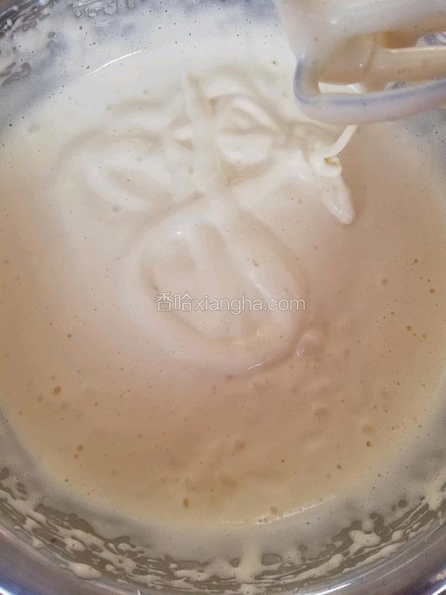 打蛋器中高速开始打，全蛋打的时间要久一点，不要着急，打至出现纹路后滴落在盆里的蛋糊不会马上消失就可以了，此时130℃预热烤箱