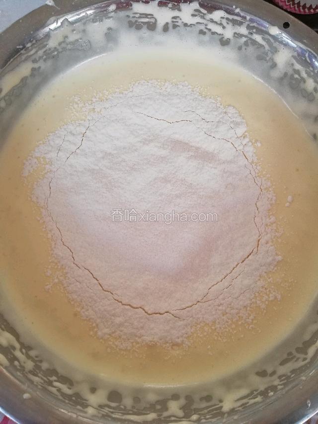 低筋粉和奶粉混合过筛