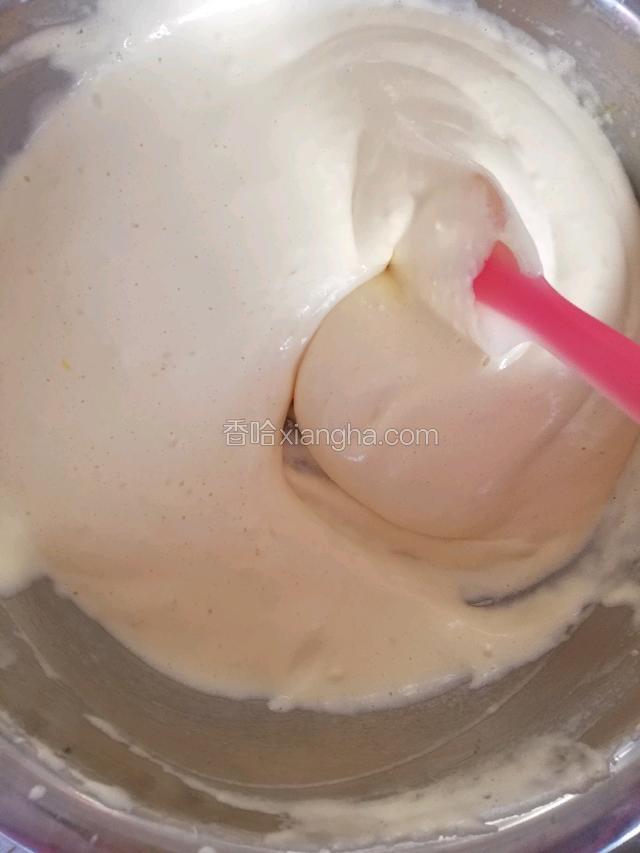 用硅胶铲快速而轻盈的翻拌，不要划圈，拌匀即可