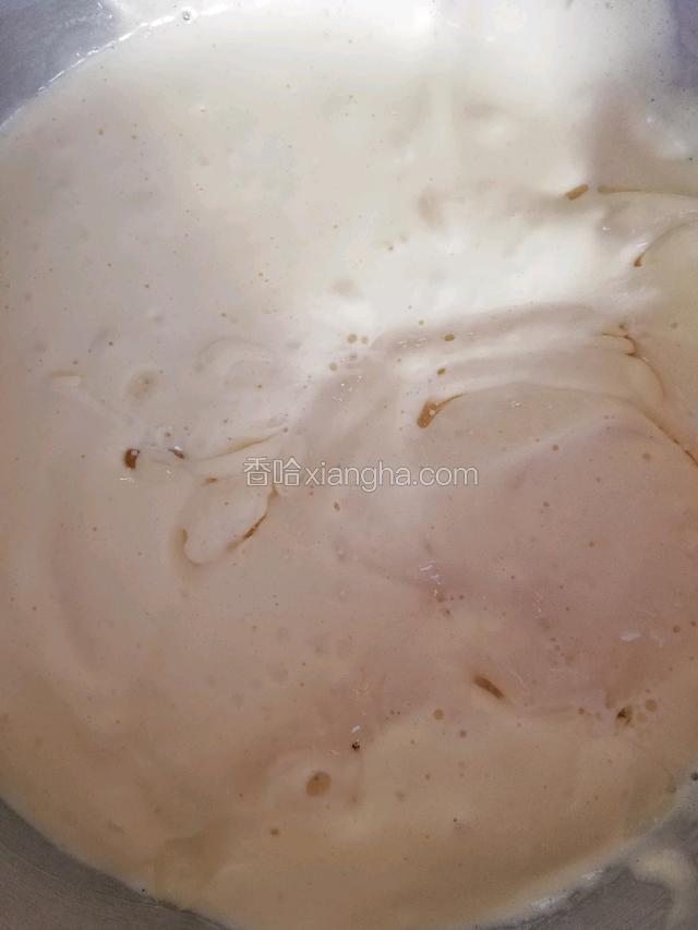 放入混合好的玉米油和水，手法同上