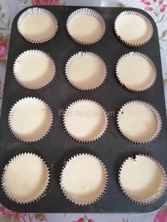 可以把蛋糕糊装入裱花袋挤在里边，也可以直接用勺子倒里边，自己随意就好