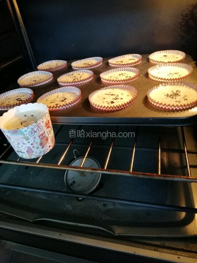 放入预热好的烤箱，130℃烤30～35分钟即可