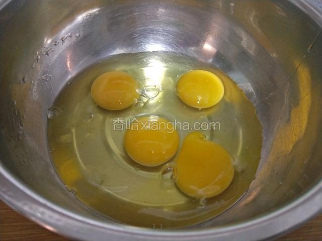 鸡蛋3到4个，打散备用
