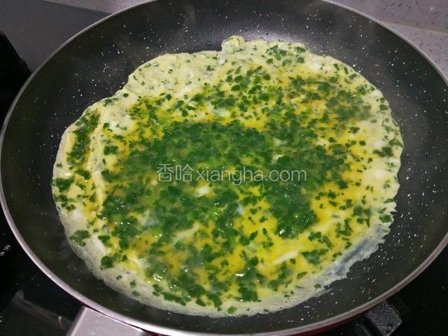 平底锅刷一层油，倒入1/3蛋液煎至凝固