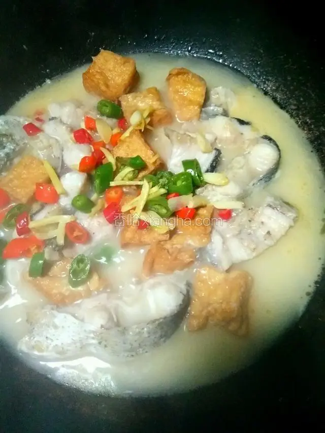 好了汤变白色了，将炒好的辣椒姜调料倒入鱼肉里面和匀，然后加鸡精.生抽和匀看味道咸淡在加适量盐，出锅前放芹菜