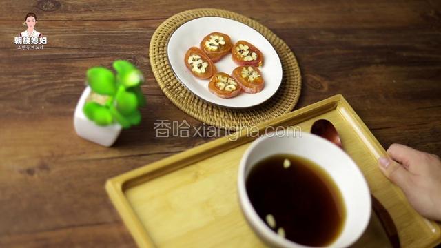 喝上一碗红糖水再配上一碟水晶果