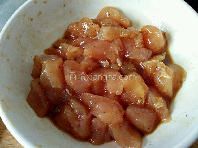 切小块，放入大碗里腌制。（料酒生抽盐胡椒粉，花椒粉。）