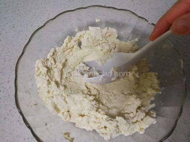 用大勺子把豆腐压碎，不放盐。