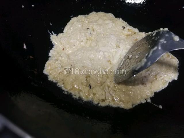 适量油，混合好的豆腐鸡蛋一起下锅翻炒，成型就好了，炒过了，豆腐就会出水了。