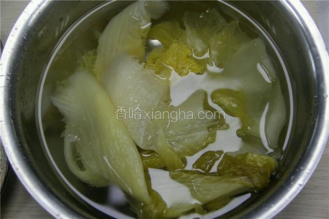 酸菜放入水中泡5分钟。