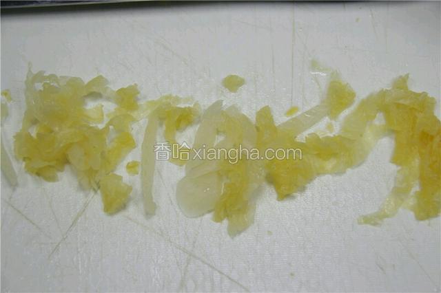 捞出切丝备用。