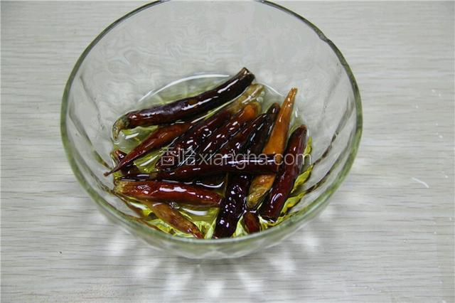 油入锅烧至5成热后，倒进装有干辣椒的碗里，成辣椒油。