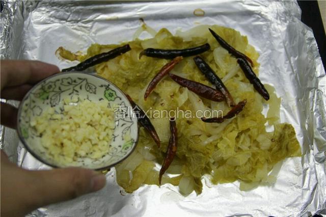 加入蒜蓉和烧烤粉，与酸菜搅拌均匀。