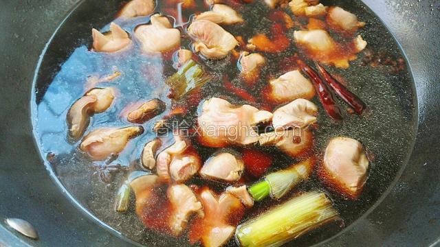 放适量的水鸡珍下锅在放红烧酱油盐和冰糖。
