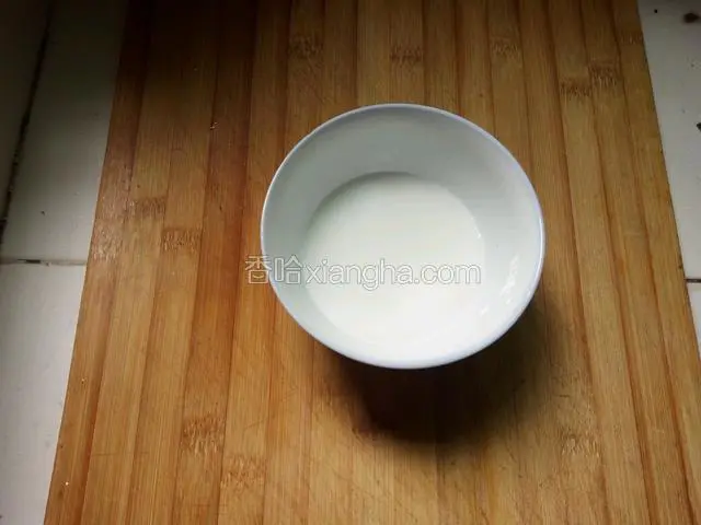 取一小碗加入10g生粉，倒入清水搅匀待用！