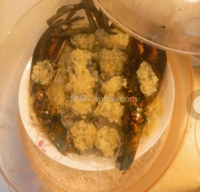 待蒸锅上蒸汽，放入龙虾蒸8-10分钟即可，如果没有把握龙虾是否熟，可以自己尝试一下