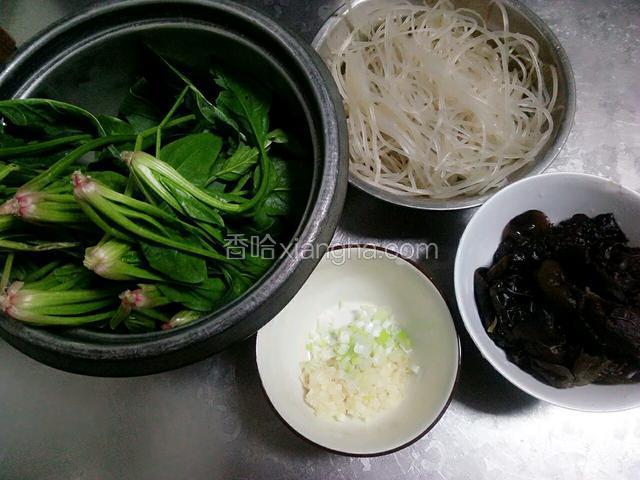 准备食材:粉条，黑木耳提前泡好，葱蒜切末