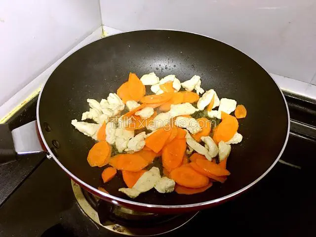 倒入胡萝卜片翻炒均匀。