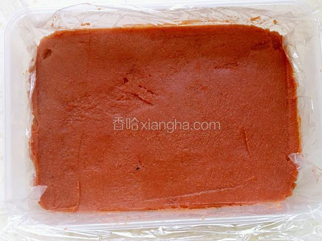 倒入炒好的山楂糕，用刮板刮平，冰箱冷藏12小时