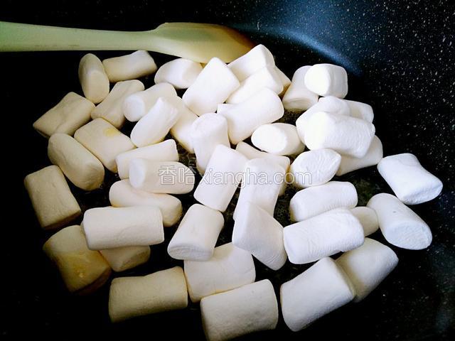 放进棉花糖。小火翻拌