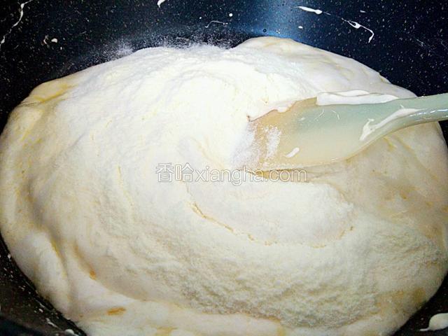 直到棉花糖融化时加入奶粉。