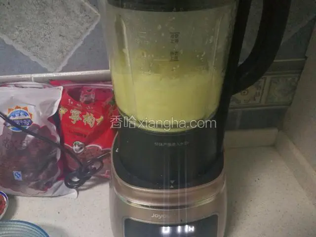 姜片红枣片一起放破壁机打碎。