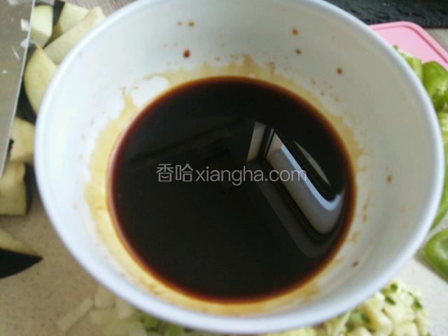 调一碗料汁：料酒，生抽，蚝油，白糖。