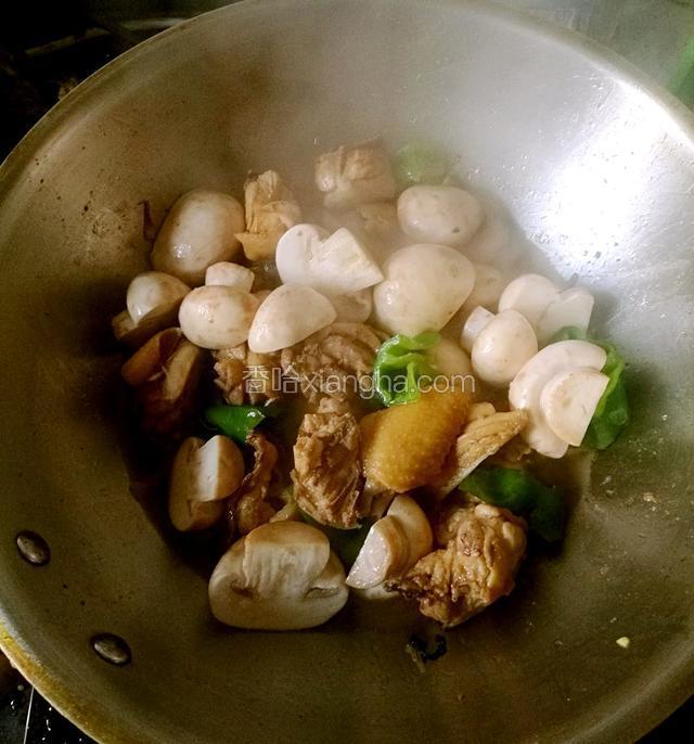 锅内放少量油烧热，下入葱姜炒香，下入鸡块翻炒，加入白糖、酱油、料酒，待鸡肉变色加入蘑菇、辣椒同炒