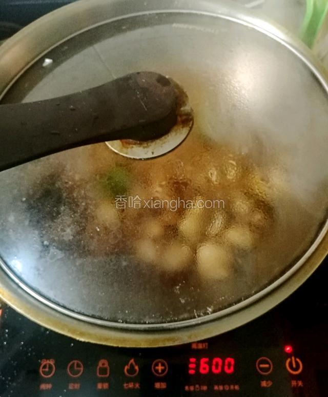 加入少量清水，加盖焖烧15分钟