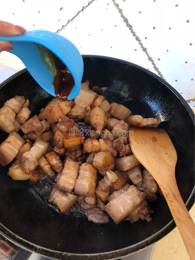 开始放调料，倒入蚝油，料酒，生抽，老抽，花椒面，鸡精调味。