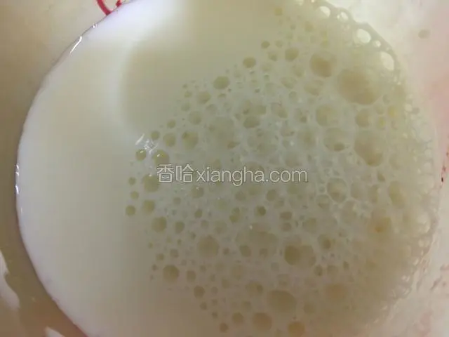 准备好常温牛奶和温水