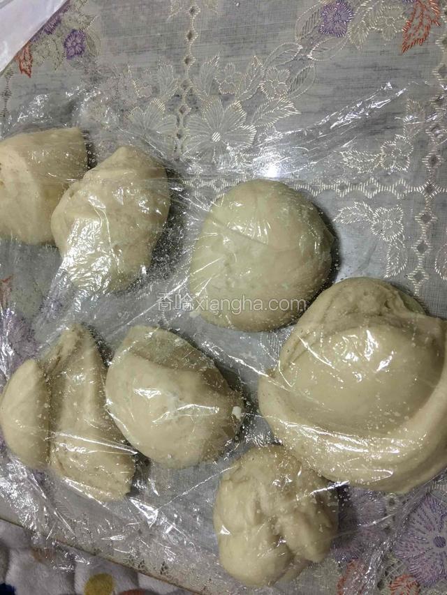 分差不多大小，用保鲜膜盖住，用那个拿那个，这样不容易干