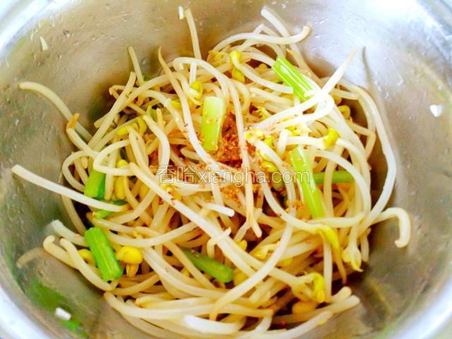 撒上芝麻搅拌均匀即可