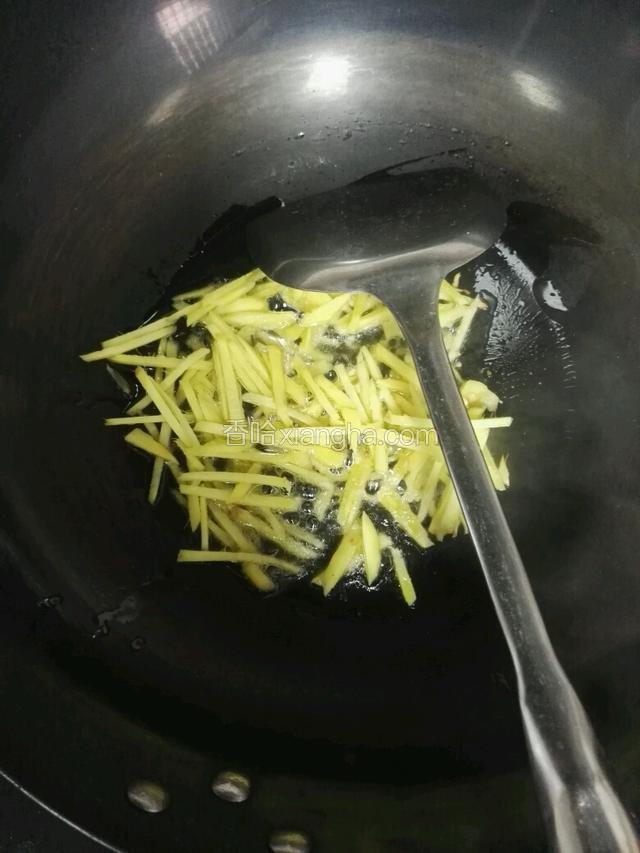 鸡斩块，姜切丝，放入麻油，烧热，放入姜丝